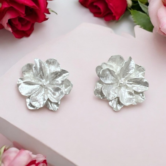 Elegant Silver Floral Earrings - Picture 6 of 6